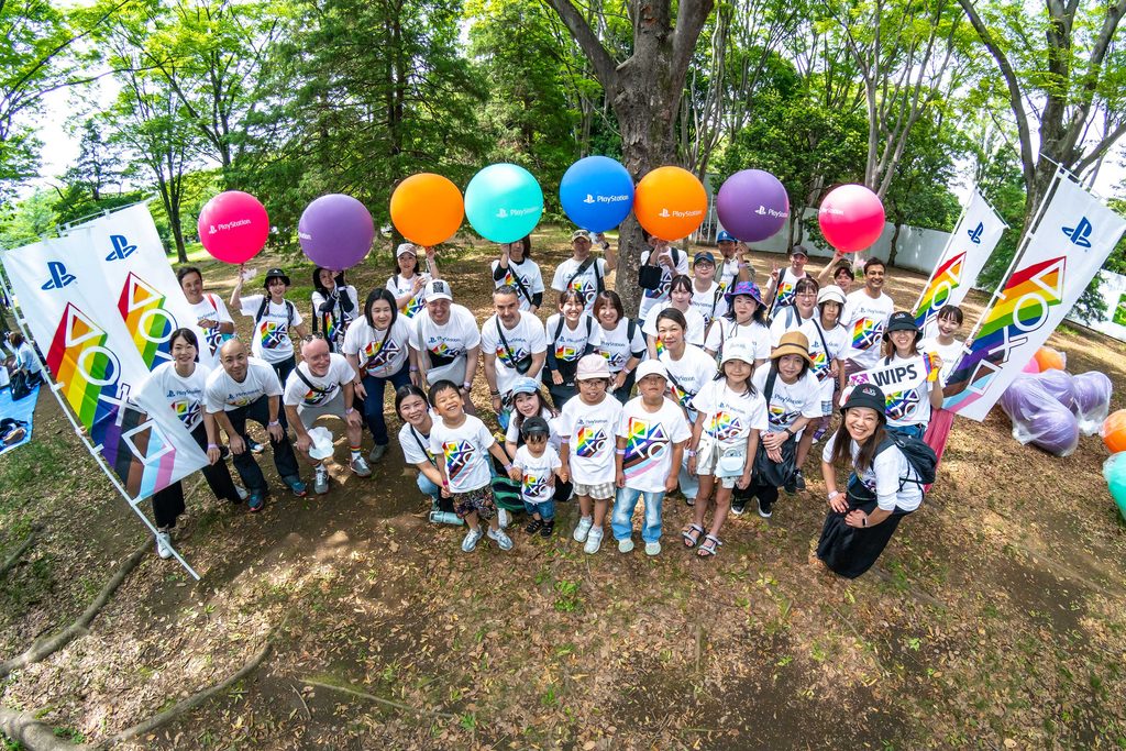 A group photo of Sony Interactive employees and families attending a Tokyo Pride event.